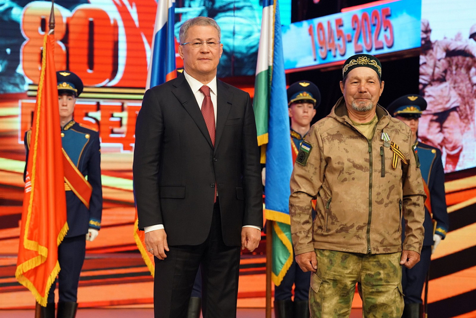 Радий Хабиров вручил государственную награду имам-хатыбу из Туймазов