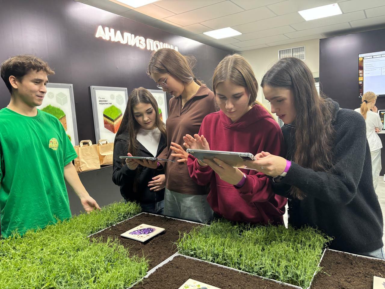 Школьники из Туймазов встретились с Радием Хабировым на площадке «Я в АГРО»