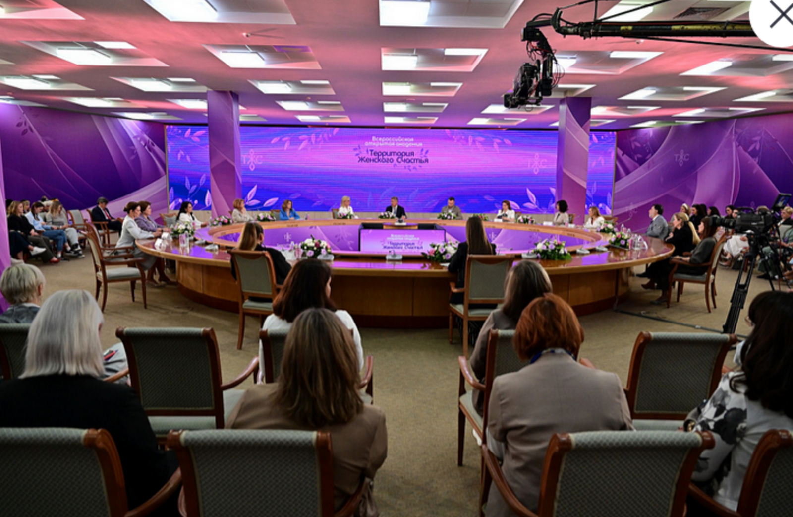 Радий Хабиров отметил социальную роль Академии «Территория женского счастья»