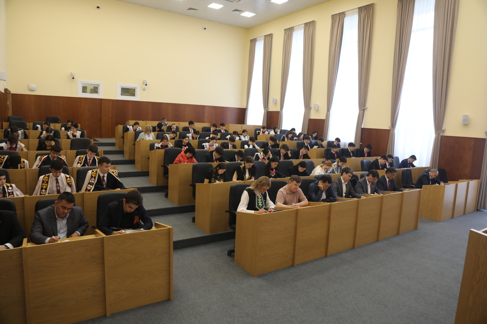 Парламентарии Башкирии написали диктант по башкирскому языку