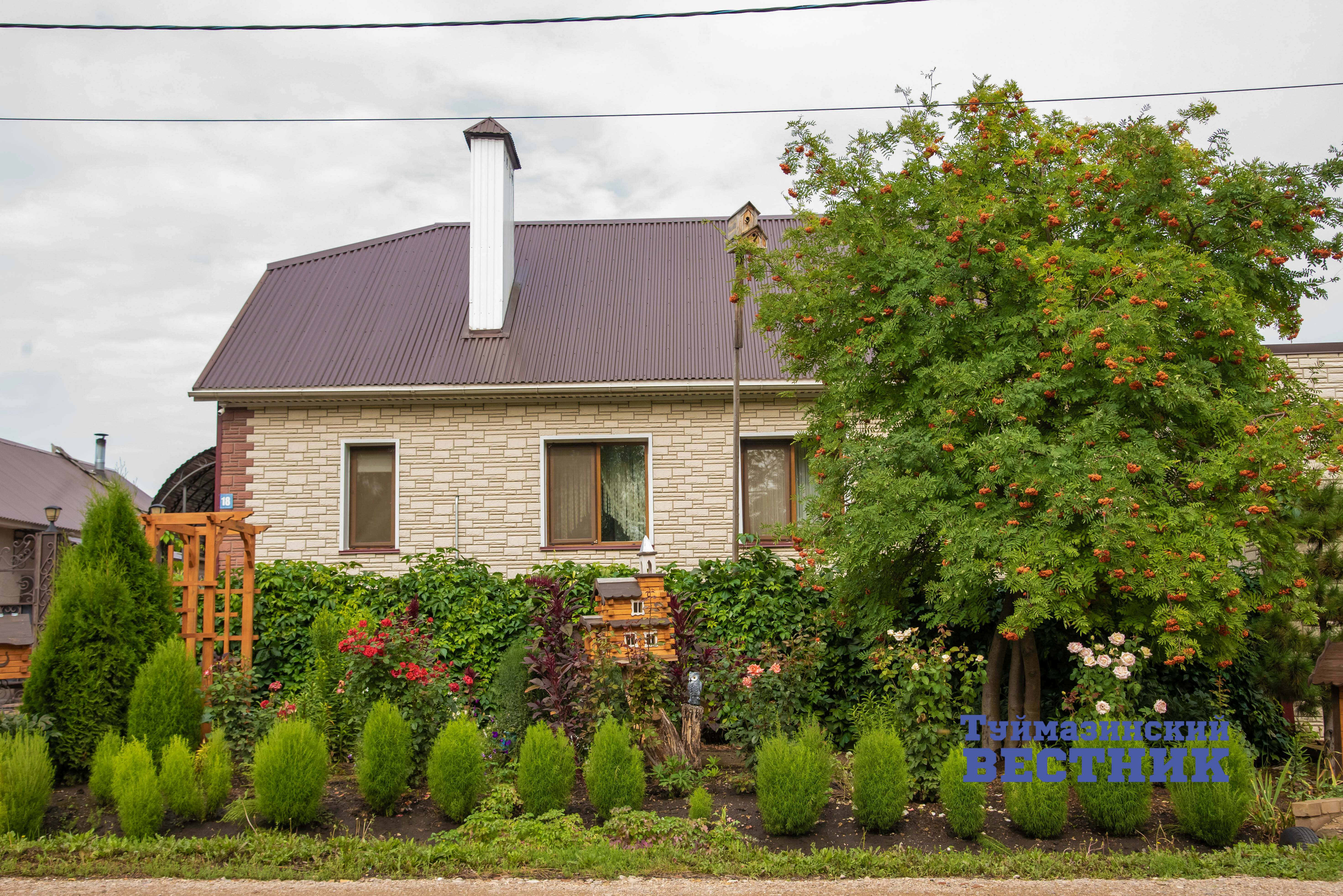 Житель Башкирии создал на придомовой территории необычную экспозицию