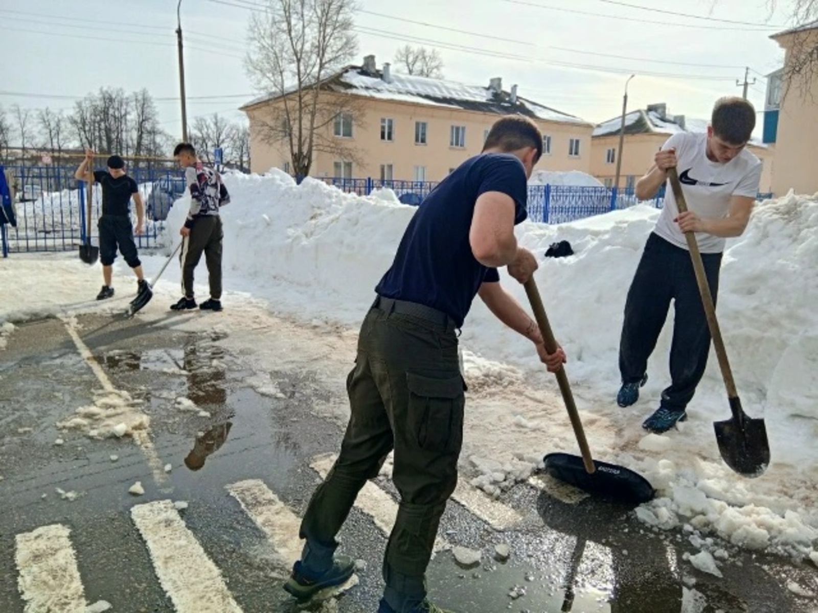 В Туймазинском районе воспитанники спецшколы убрали снег у детсадовцев