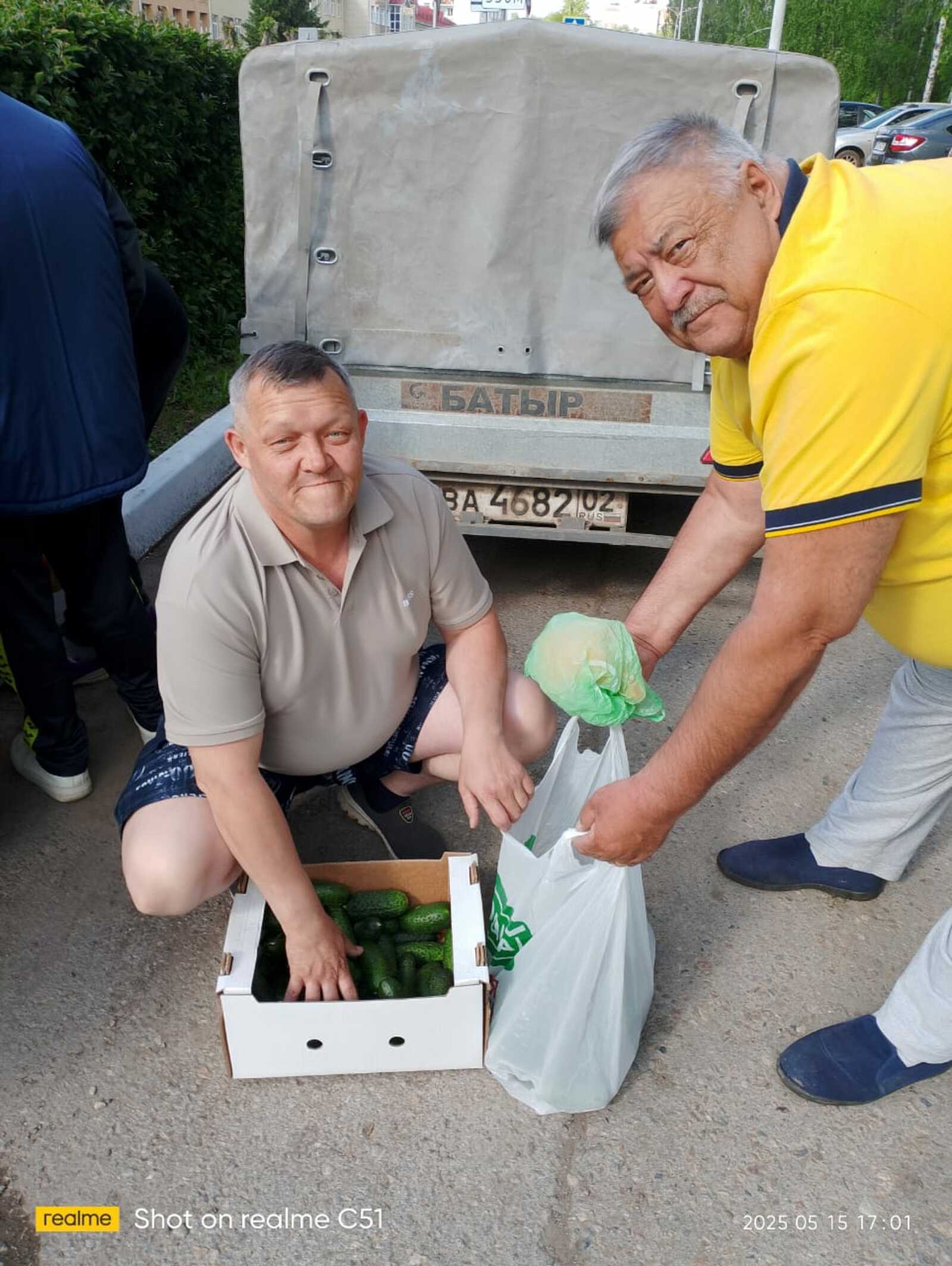 В Туймазинском районе фермер бесплатно раздал целый прицеп огурцов