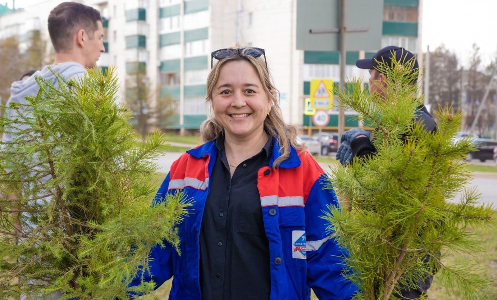 В Туймазах энергетики посадили аллею