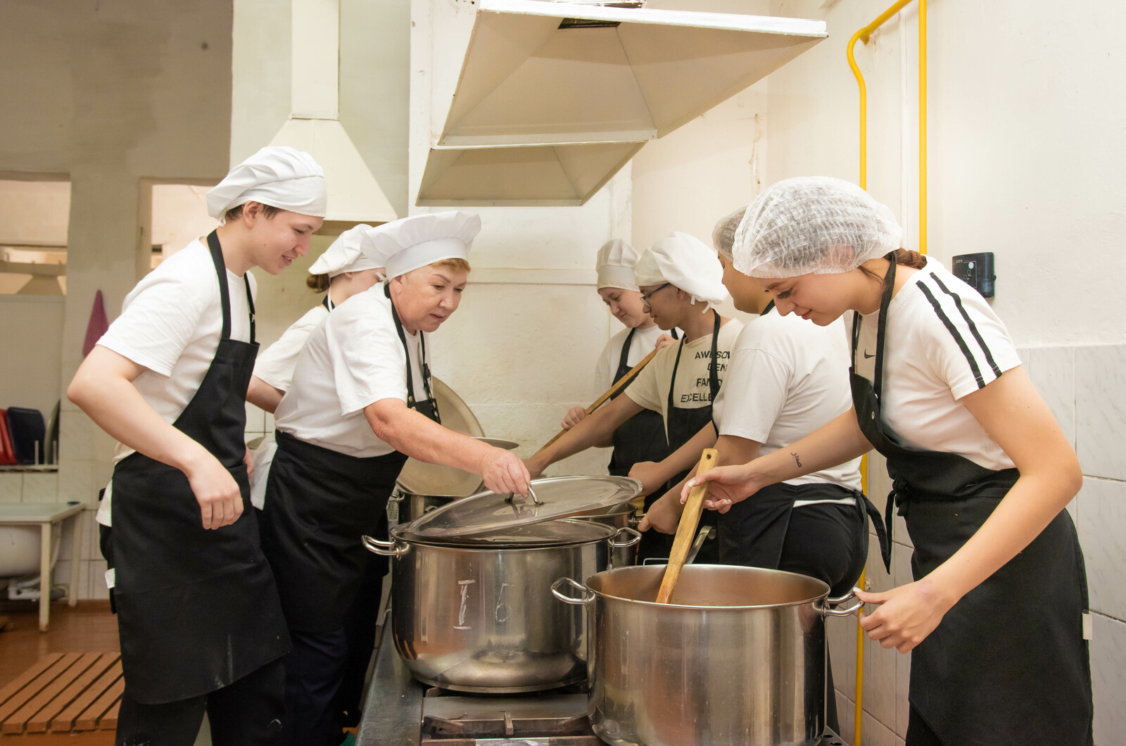 В Башкирии студенты агроколледжа работают поварами в детском лагере