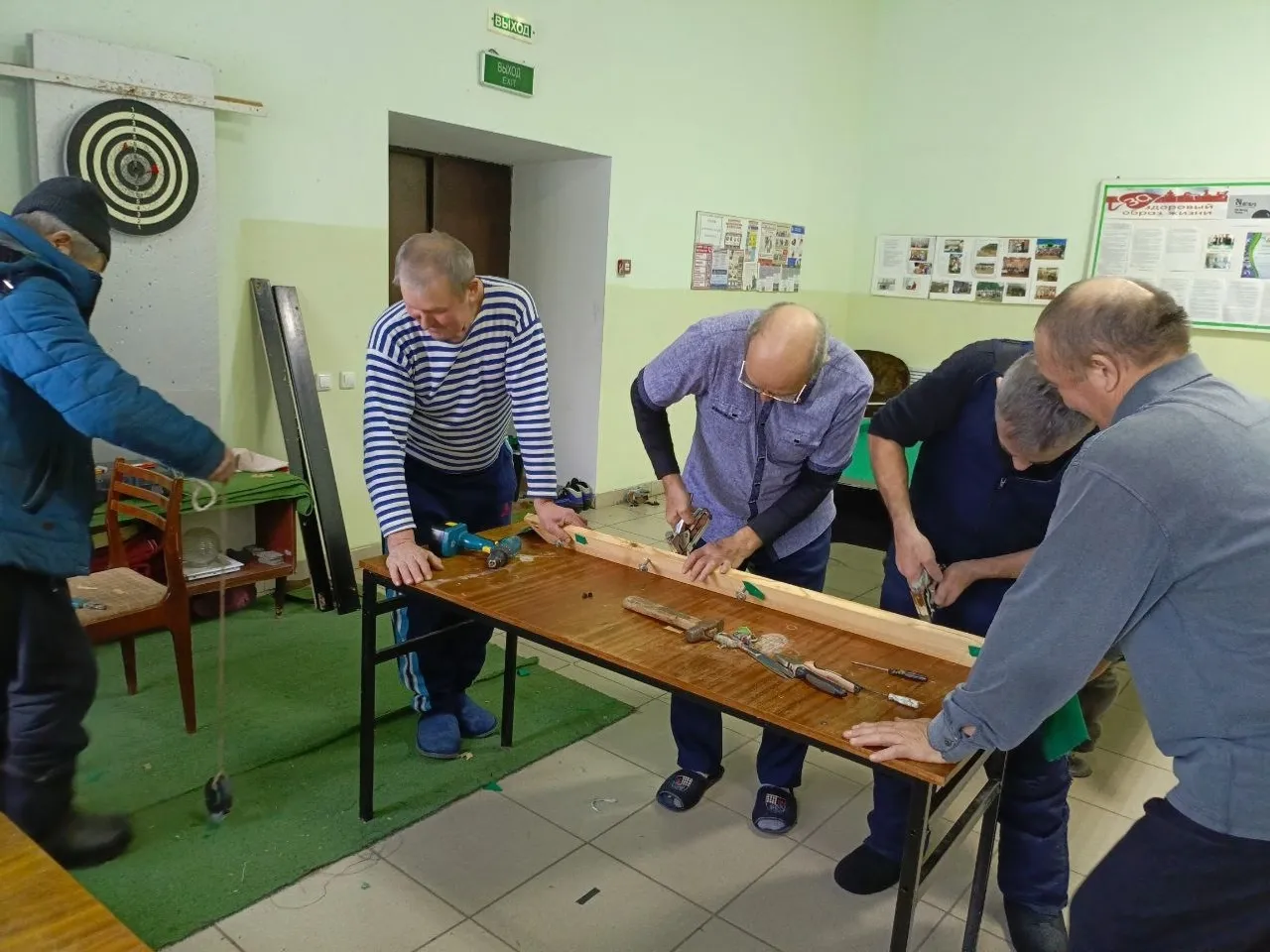 В Туймазинском районе сельчане отреставрировали бильярдный стол