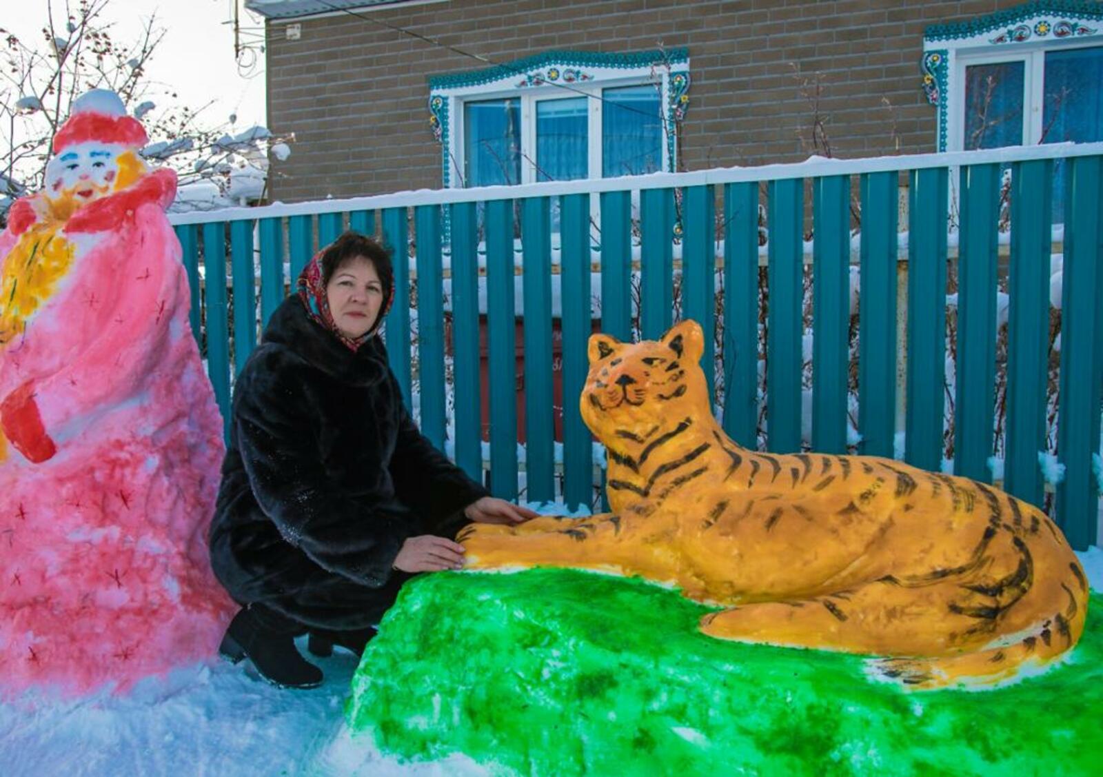 Жительница Туймазинского района из снега лепит фигуры животных