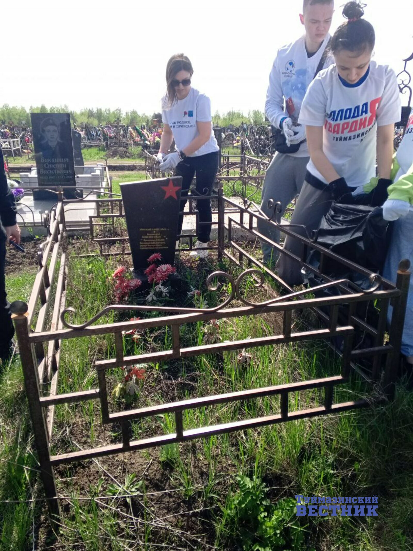 Жители Туймазов вышли на субботники и наводят порядок на кладбищах