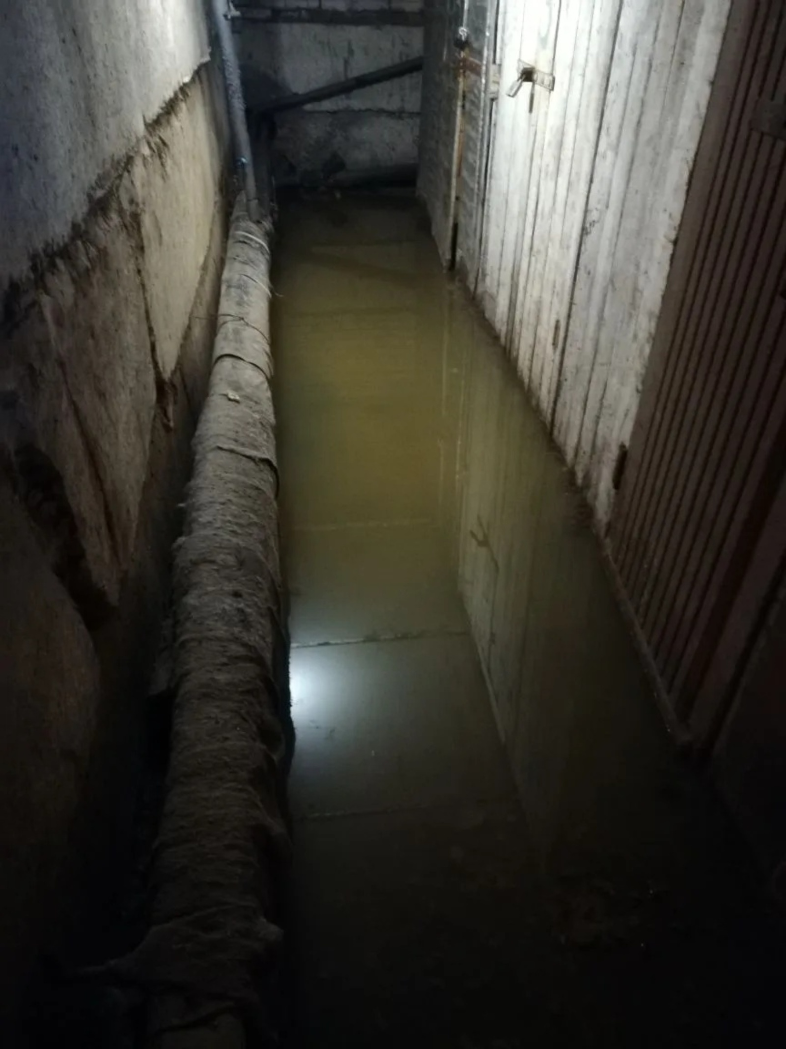 фото - от жильцов дома № 27 по улице Комарова В Туймазах подвал многоэтажного дома залило водой из канализации