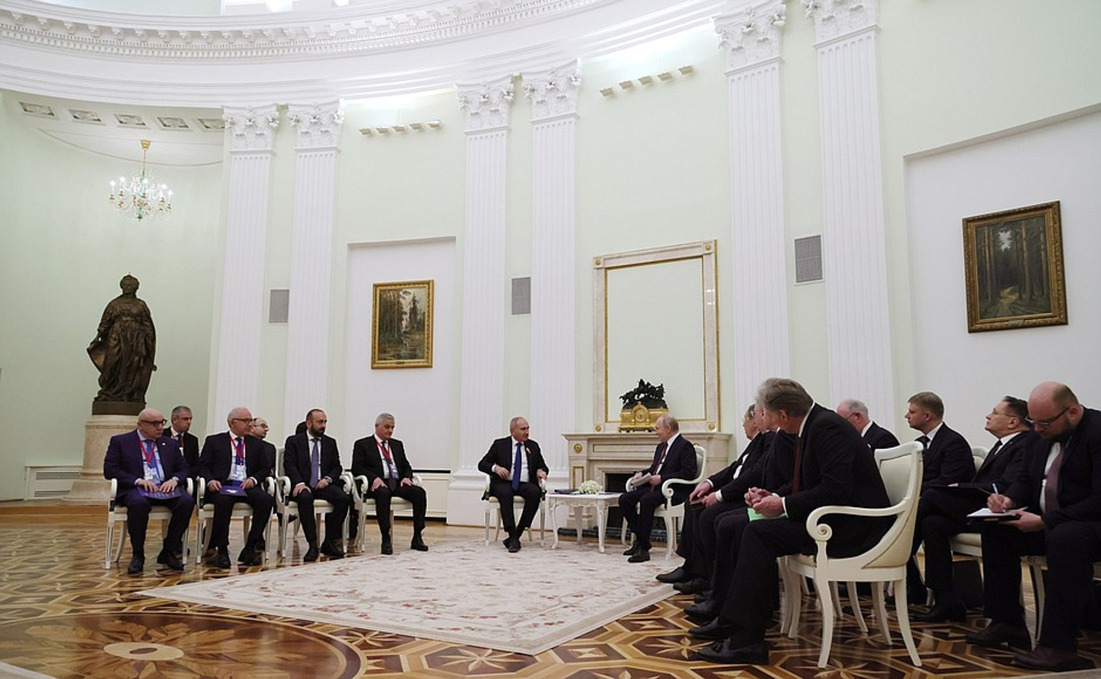 Путин провел переговоры с Премьер-министром Армении Николом Пашиняном