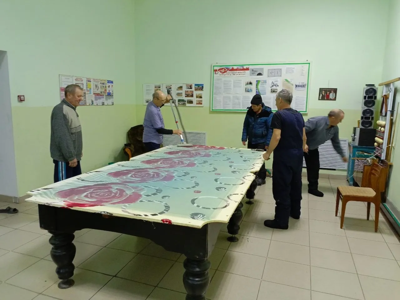 В Туймазинском районе сельчане отреставрировали бильярдный стол