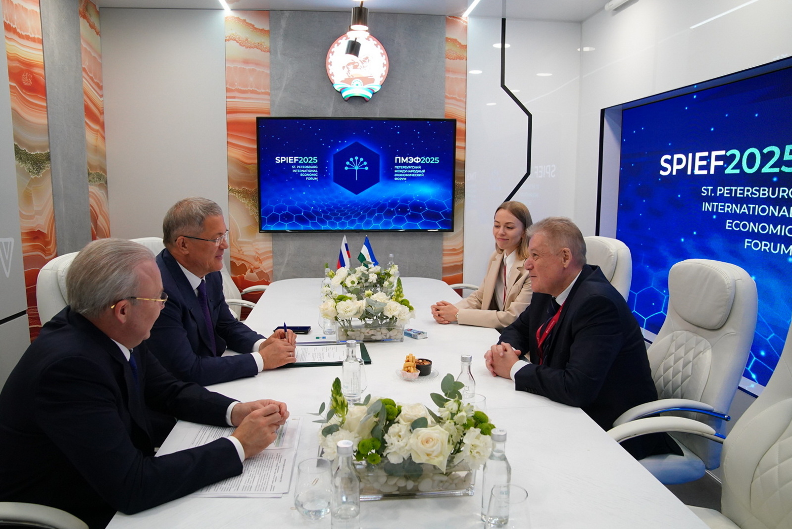 Радий Хабиров и Георгий Боос обсудили вопросы модернизации освещения городов