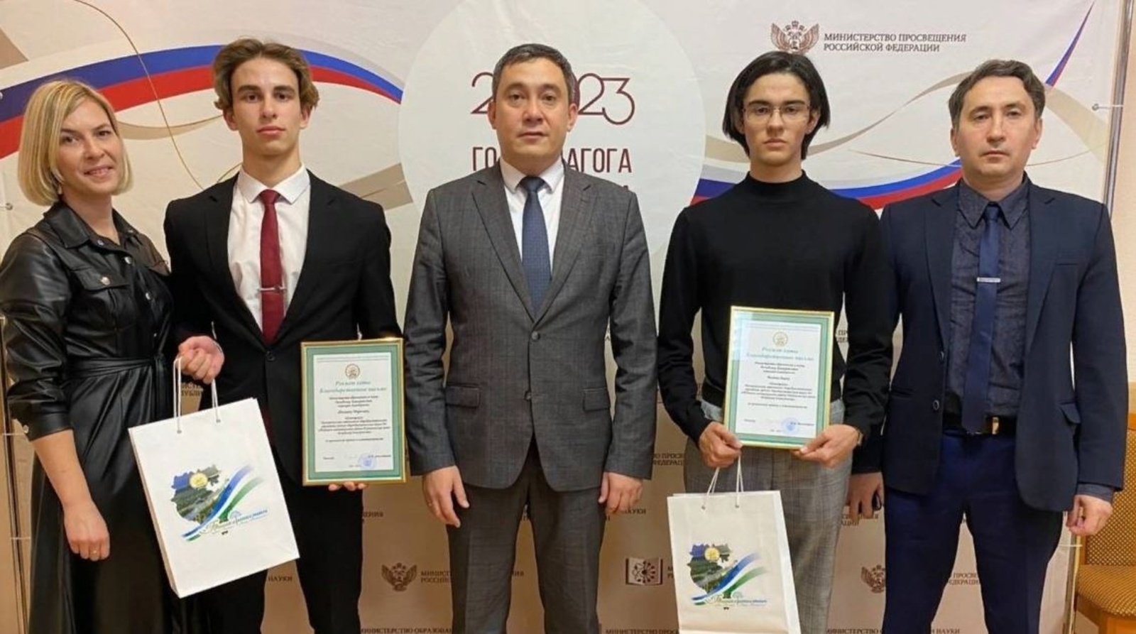 Школьникам из Туймазов вручили ведомственные награды