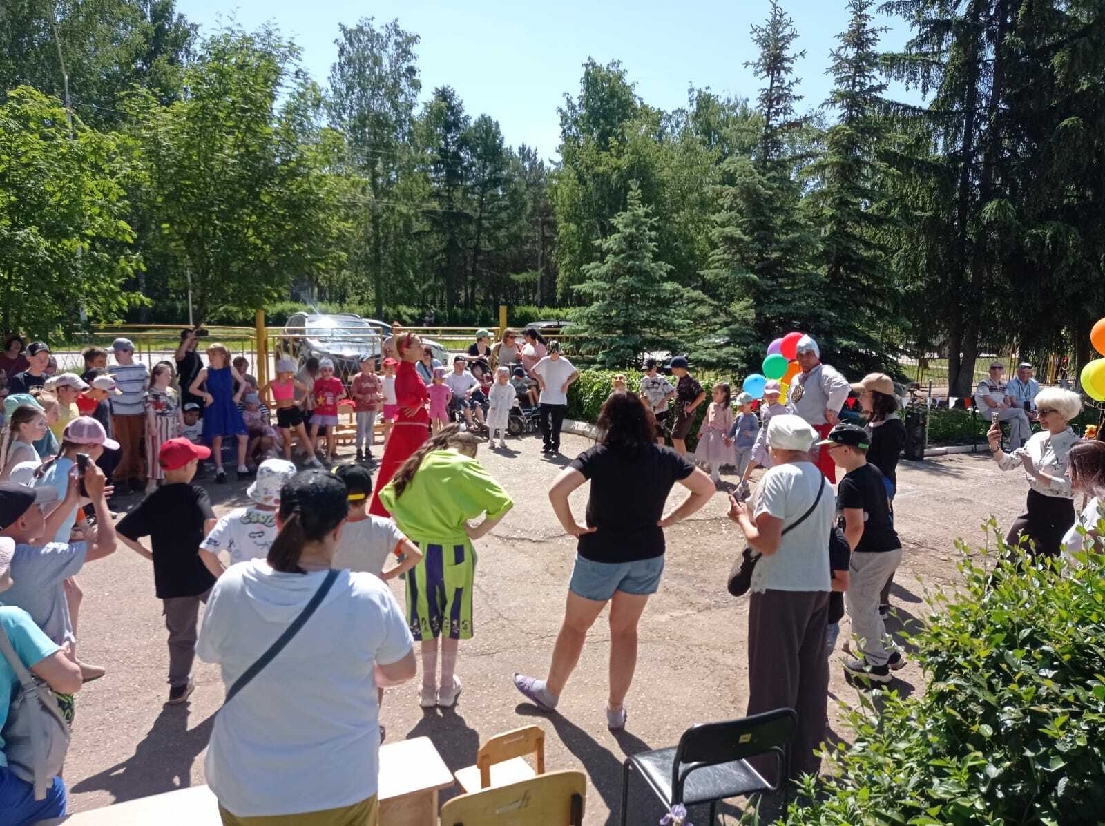 В Туймазах местные предприниматели устроили детский праздник