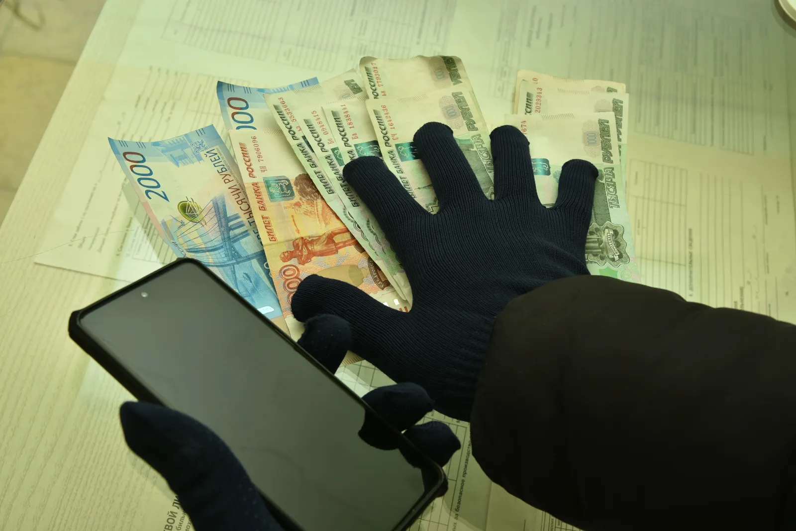 В Башкирии полицейские помешали аферистам выманить деньги у 19-летнего парня