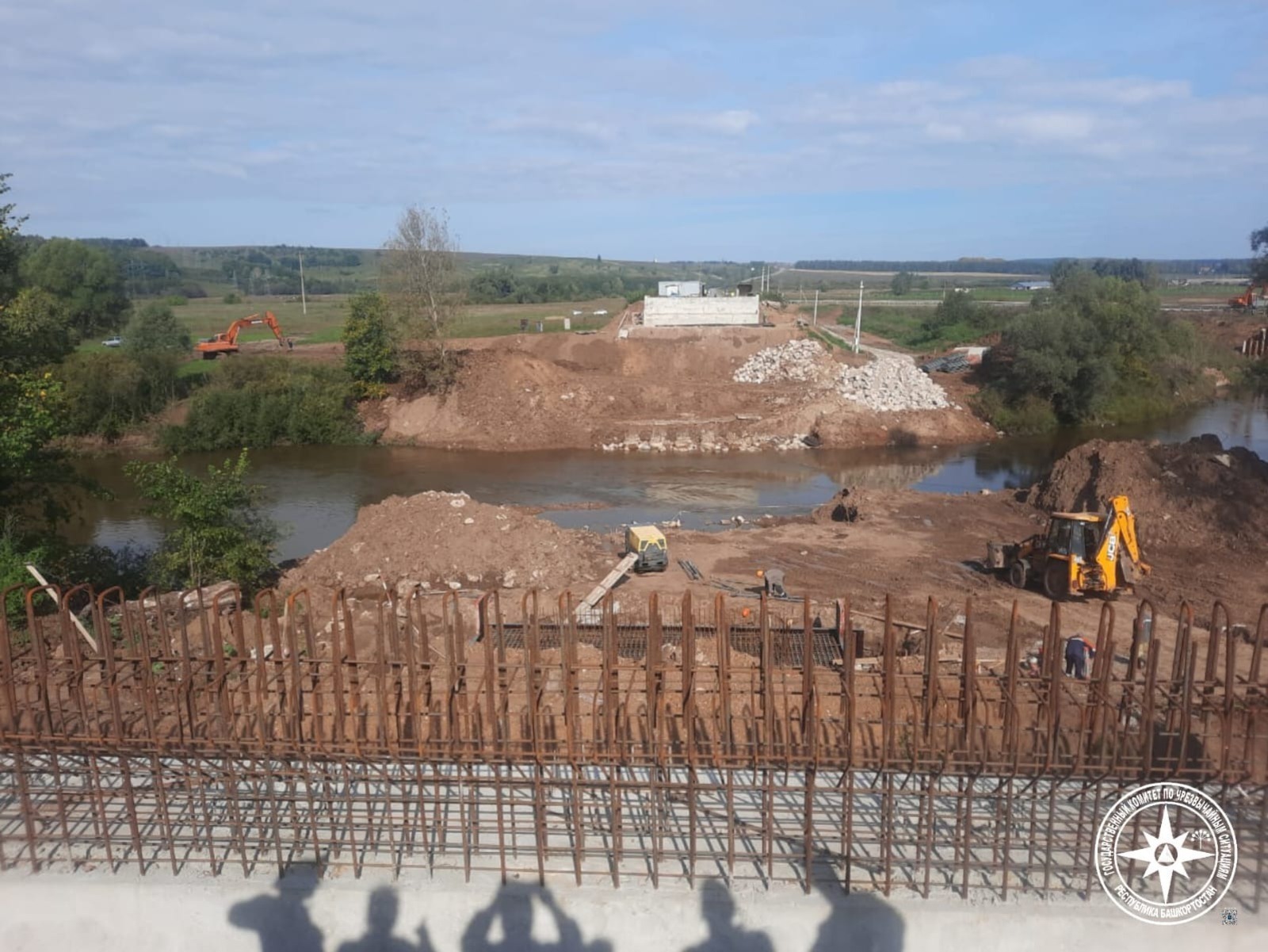 В Башкирии ищут тело водителя, машина которого упала в реку