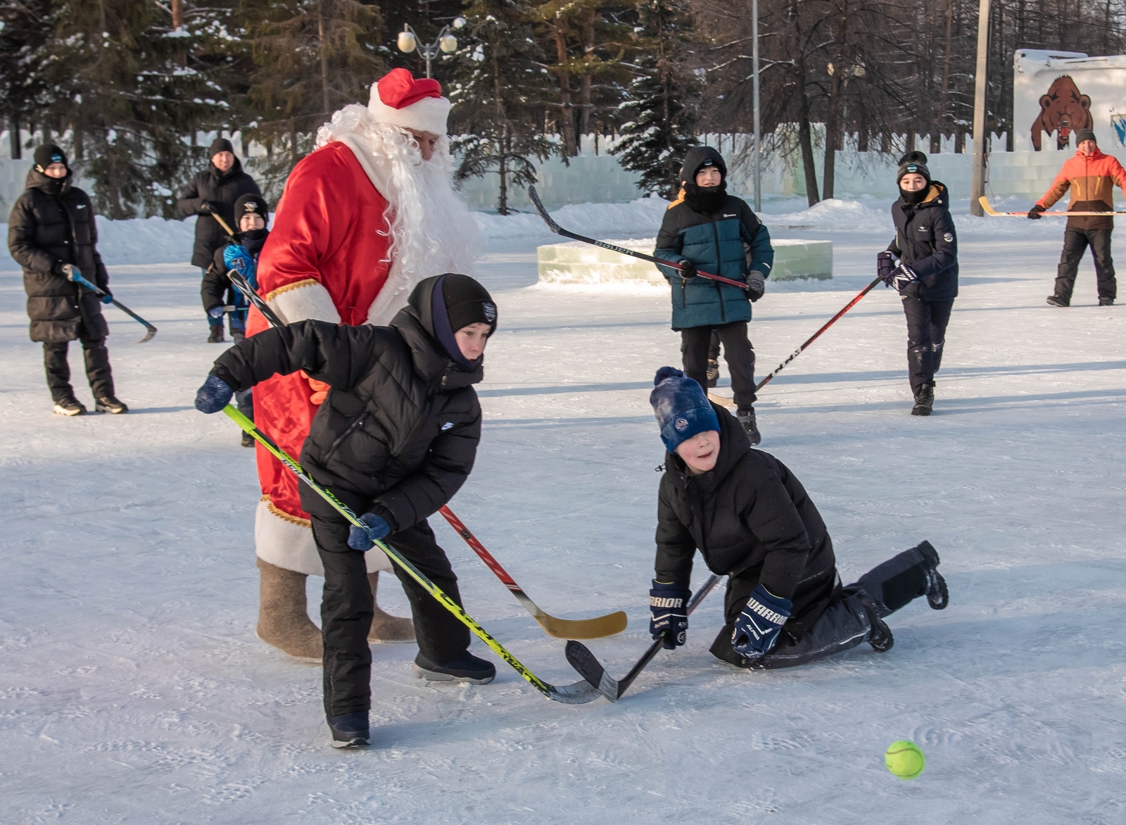 В Туймазах Дед Мороз сыграл в хоккей
