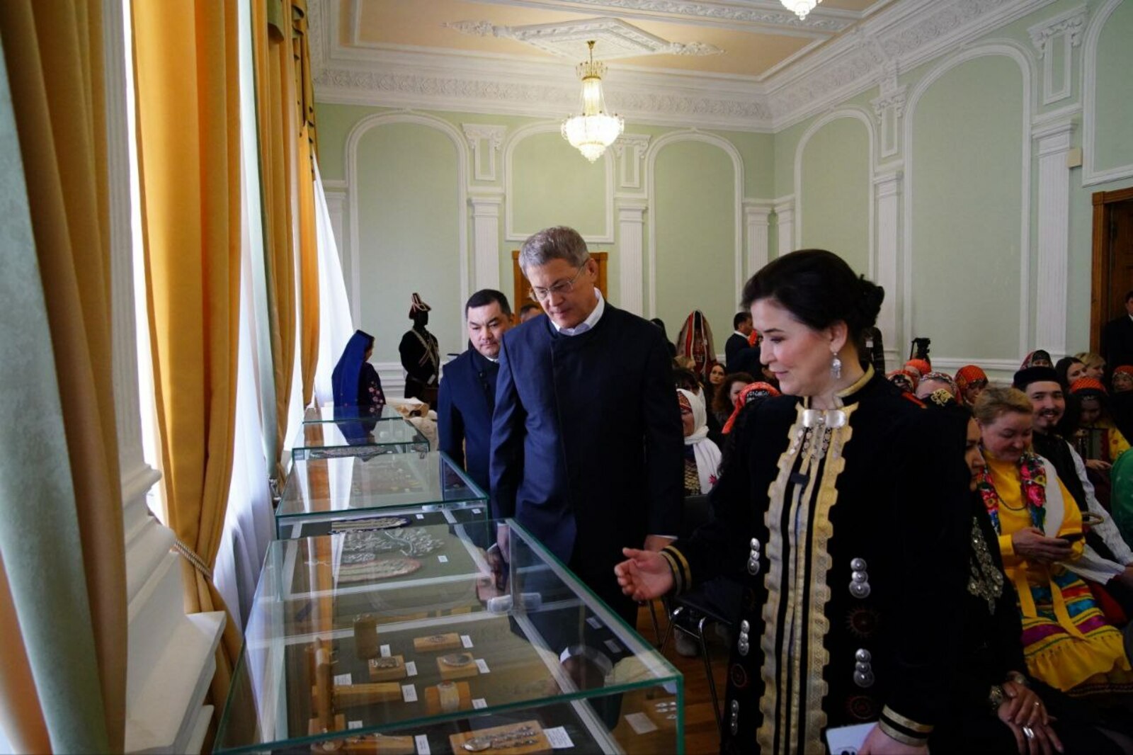 Глава Башкирии встретился с мастерами национального костюма
