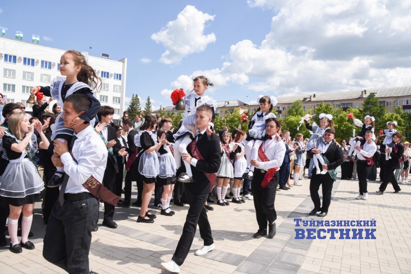 В Туймазах выпускники простились со школой