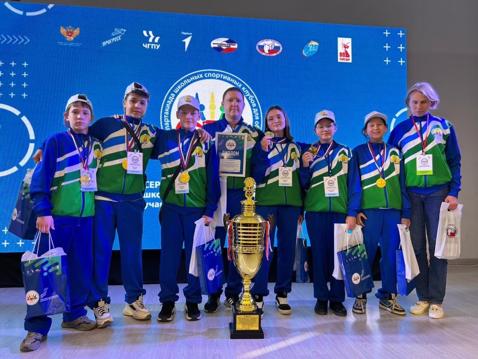 Радий Хабиров поздравил воспитанников интерната с победой