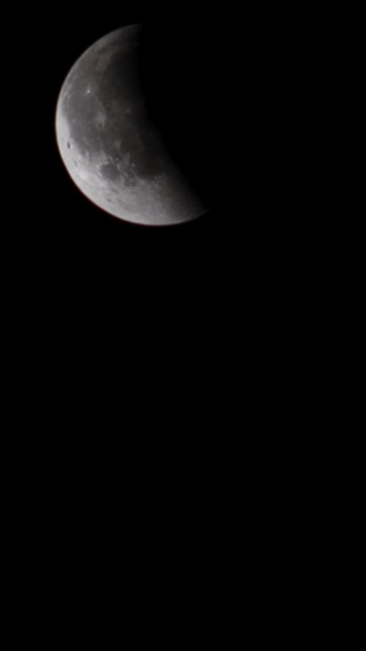 Кровавая Луна: жители Башкирии делятся снимками лунного затмения