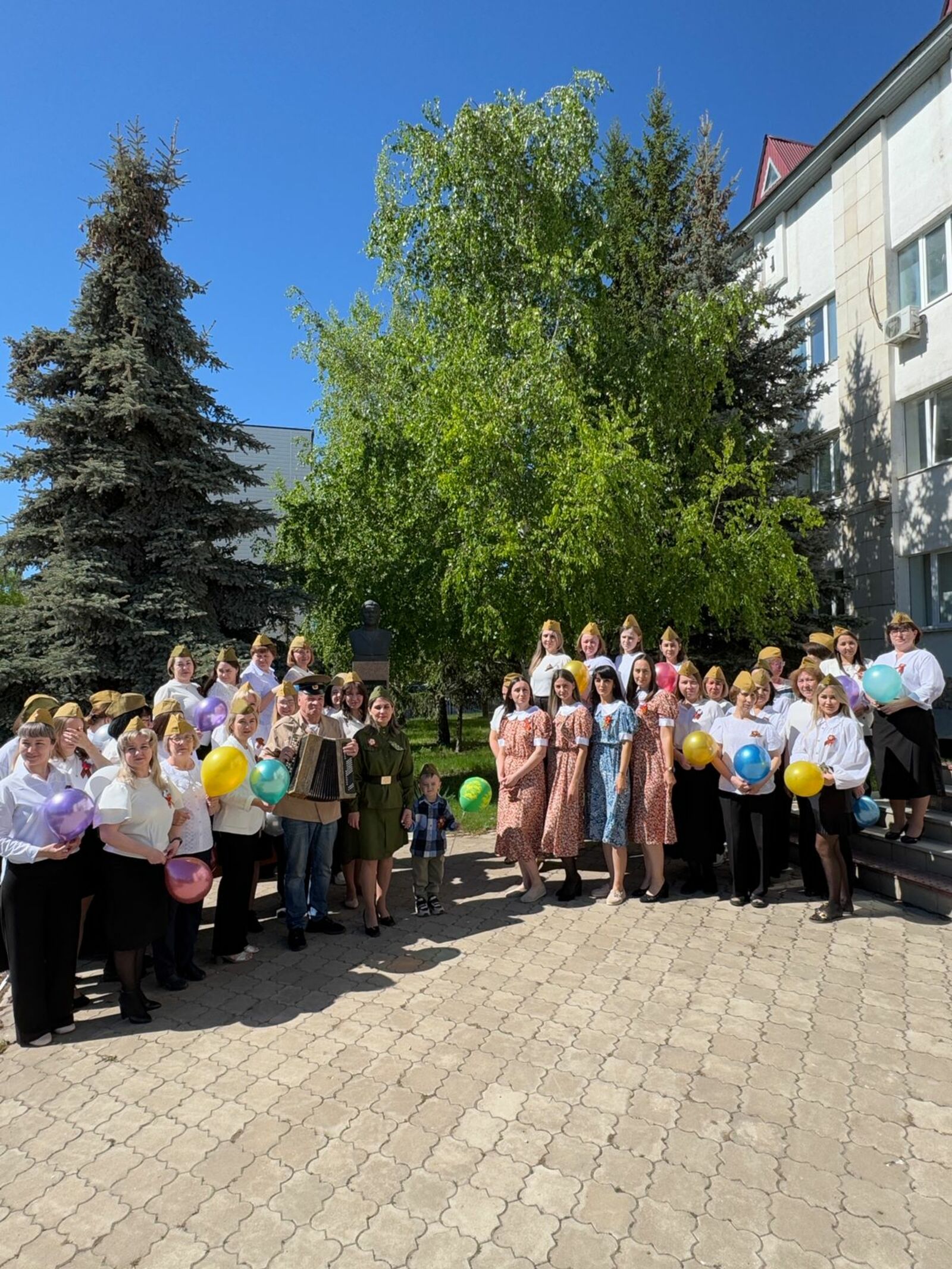 В Туймазах специалисты соцзащиты организовали песенный флешмоб Победы