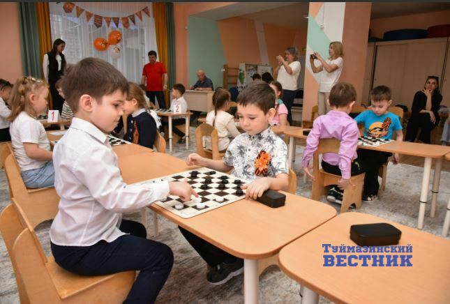 В Туймазах дошколята играют в шашки