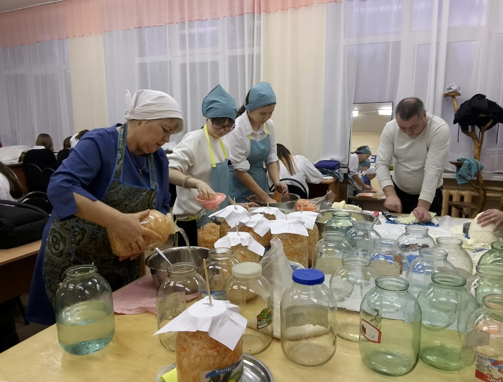 В Башкирии школьницы заквасили капусту для бойцов СВО