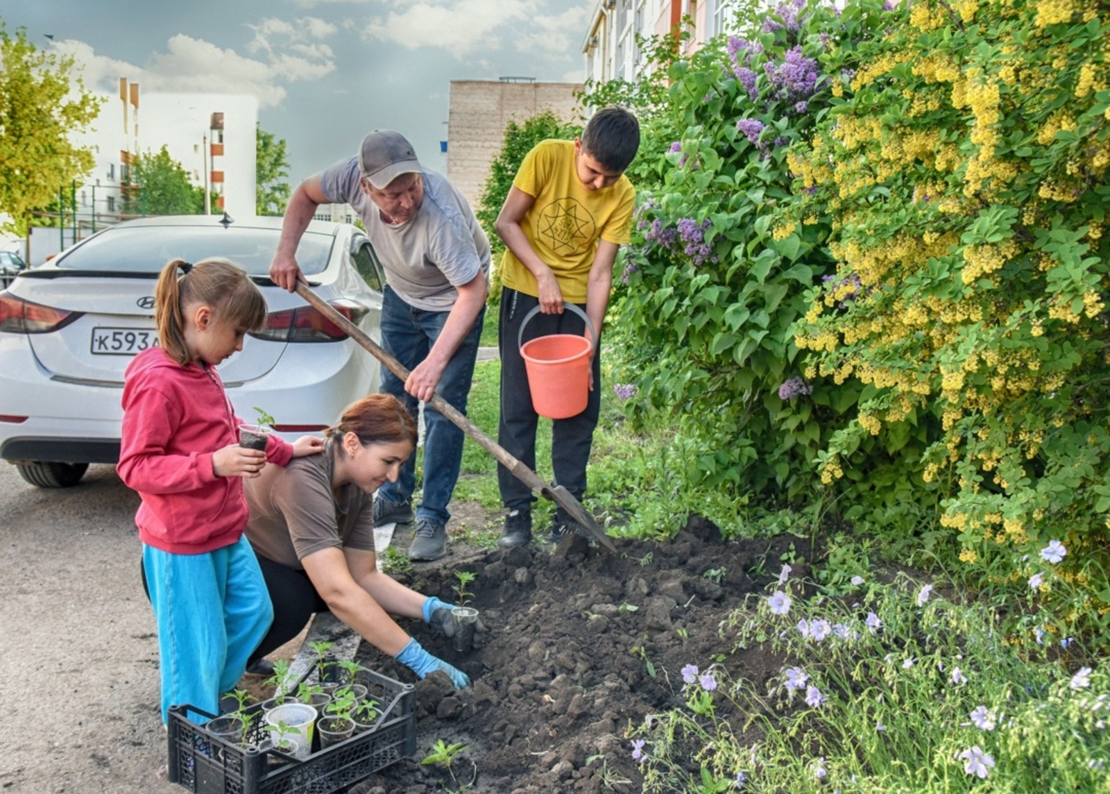 Фотокорреспондент из Туймазов выращивает цветы перед подъездом
