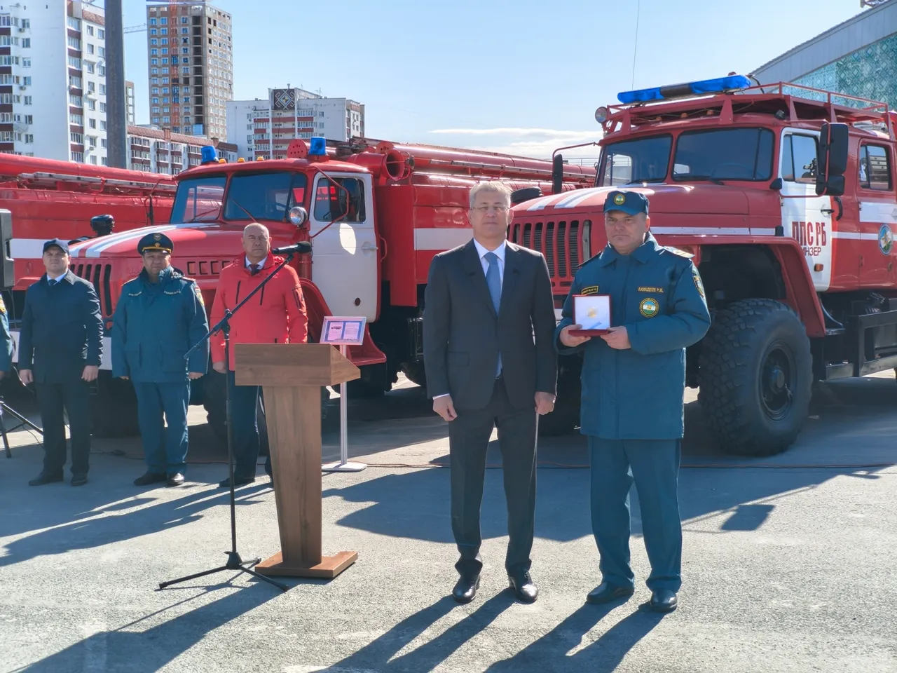 Радий Хабиров наградил жителей Туймазов