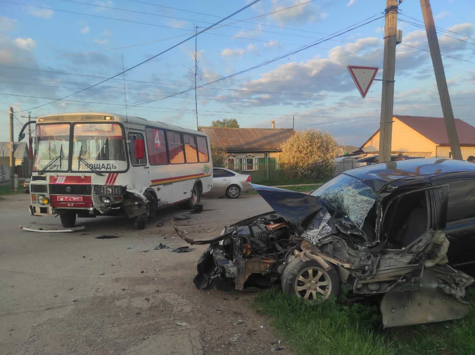 В Туймазах автобус столкнулся с автомобилем