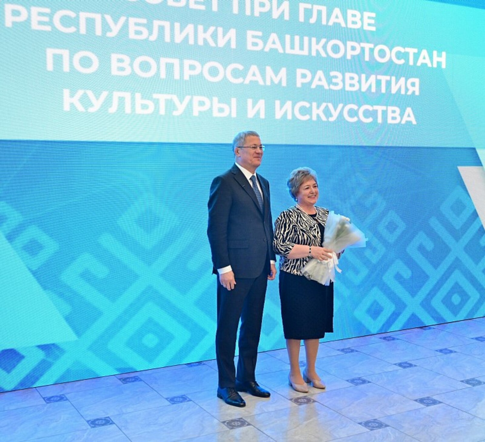 Радий Хабиров вручил жительнице Туймазов медаль «За трудовую доблесть»