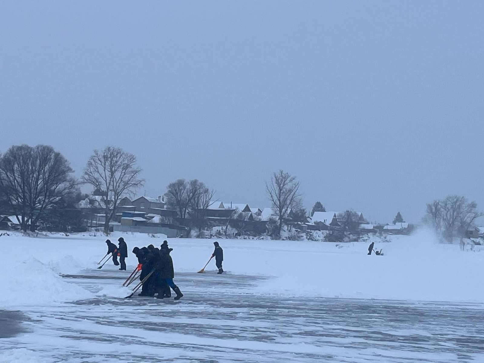 фото со страницы администрации района в социальных сетях В Туймазах начали заготовку ледяных блоков на реке