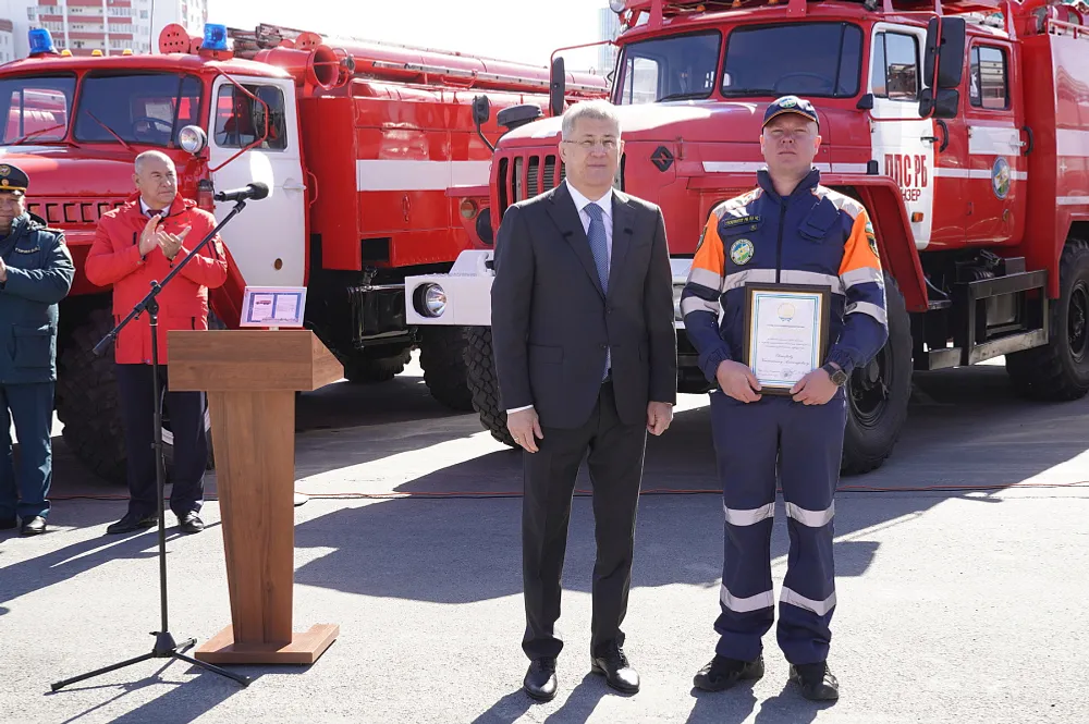 Радий Хабиров наградил жителей Туймазов