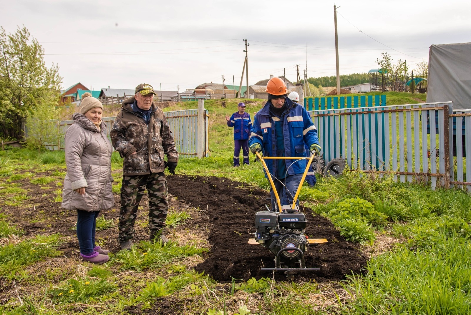 В Туймазах сотрудники Транснефти вспахали огород труженику тыла