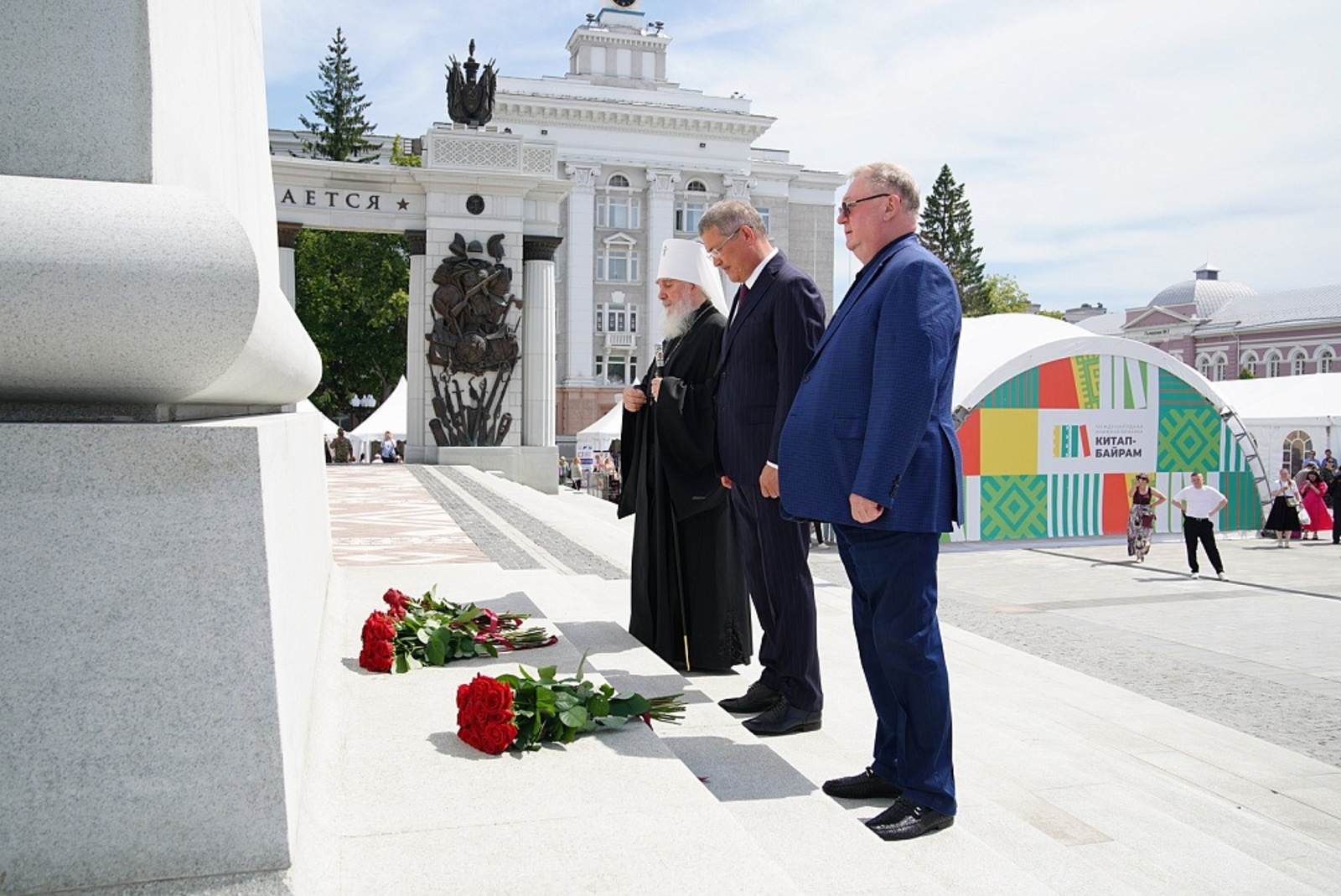Гости ярмарки «Китап-байрам» возложили цветы к памятнику Минигали Шаймуратова