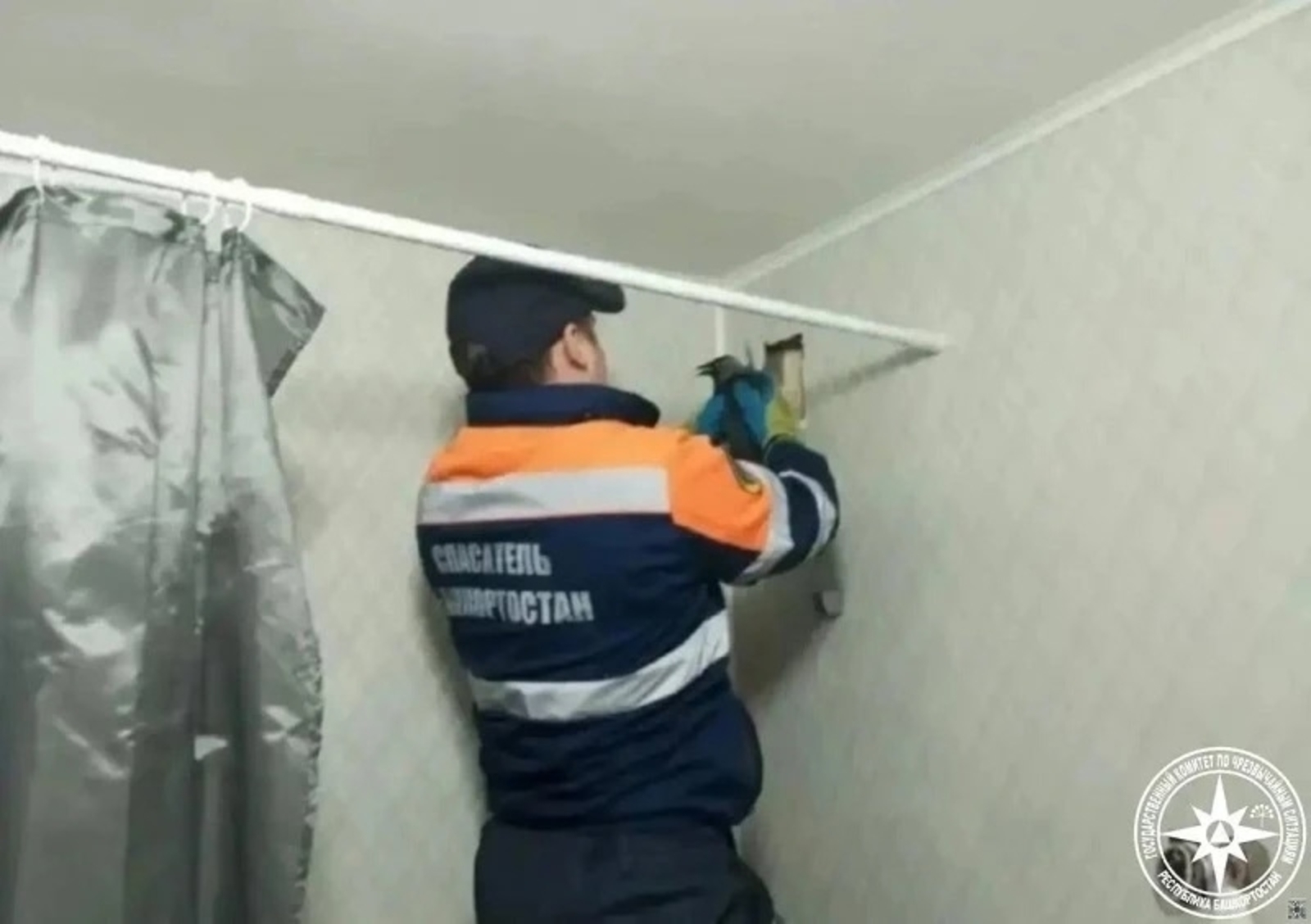 В Туймазах из вентиляционной шахты жилого дома достали ворону