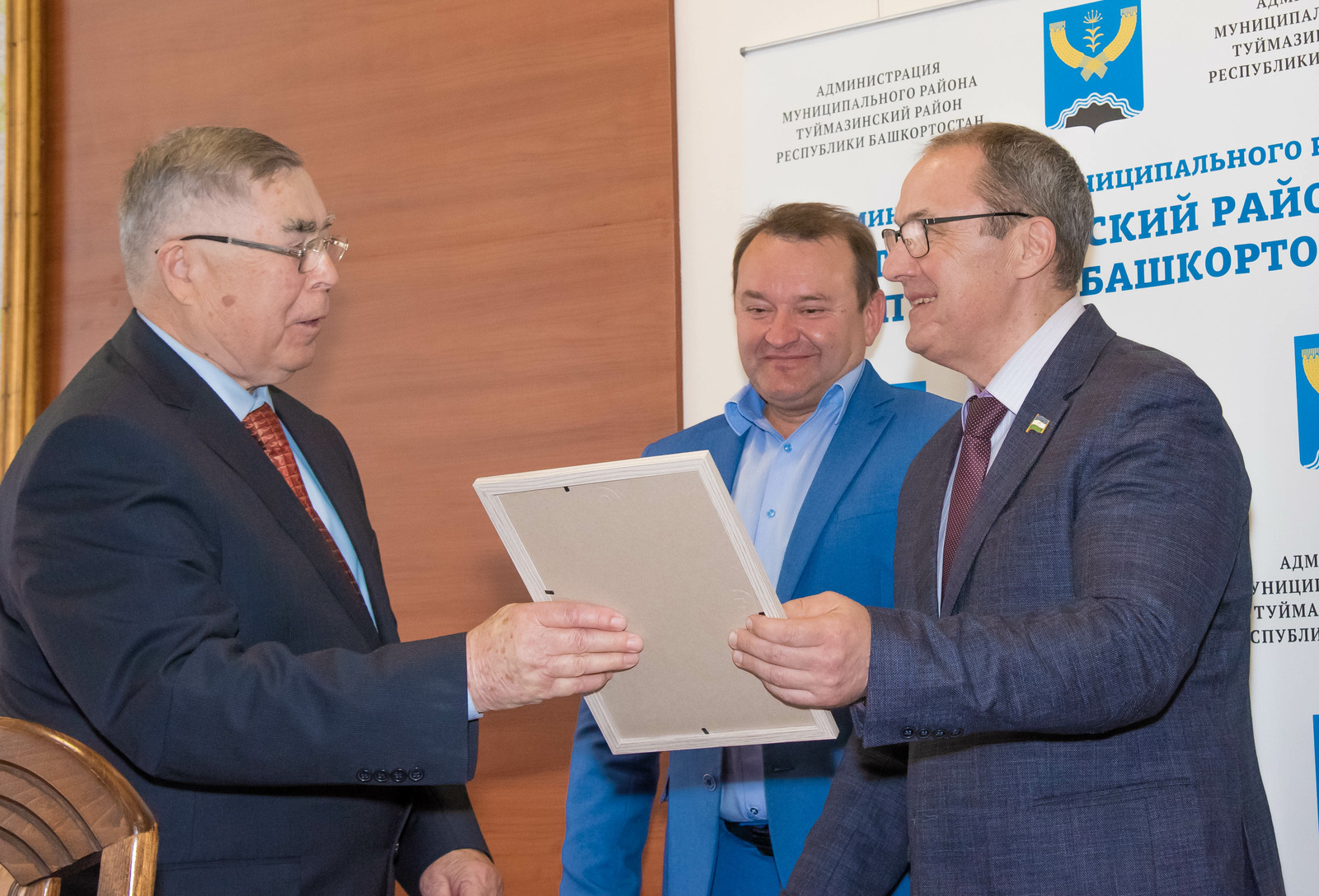 В Туймазах наградили первых депутатов башкирского парламента
