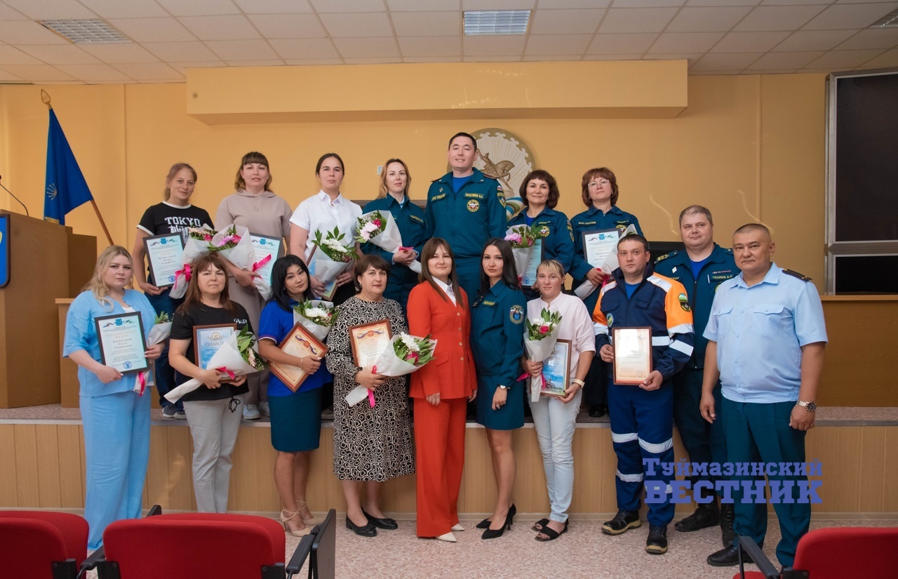 В Башкирии спасатель достал девочку из смотрового колодца