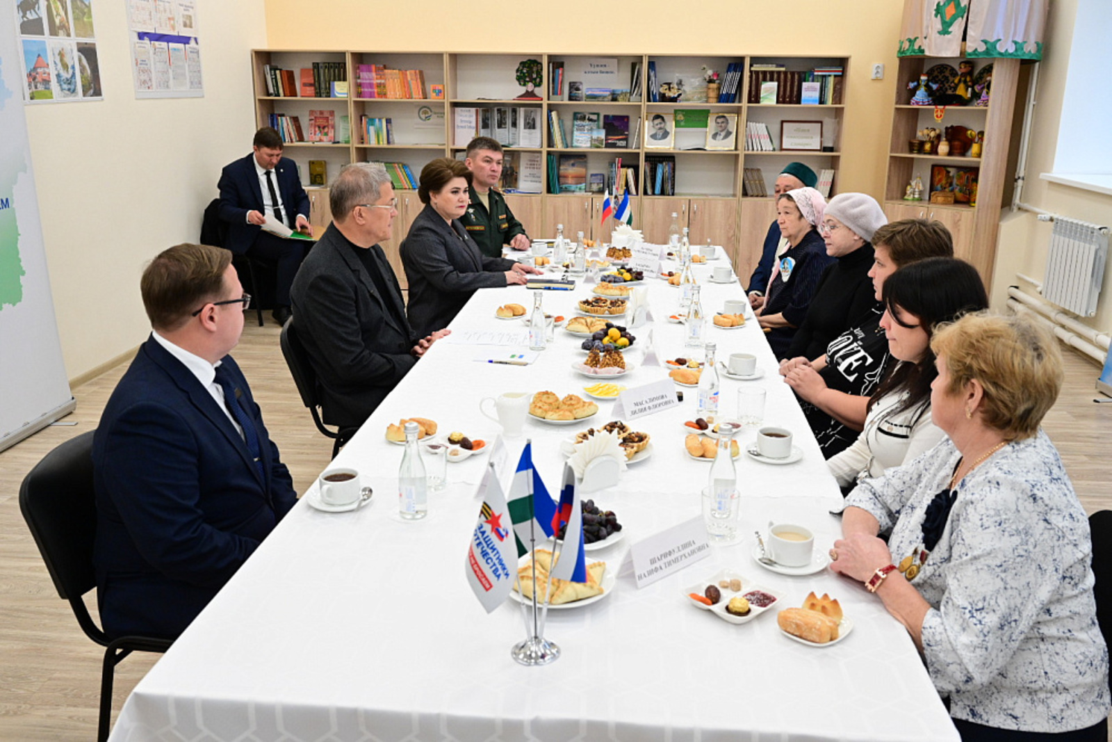 Радий Хабиров передал ордена генерала Шаймуратова семьям погибших туймазинцев