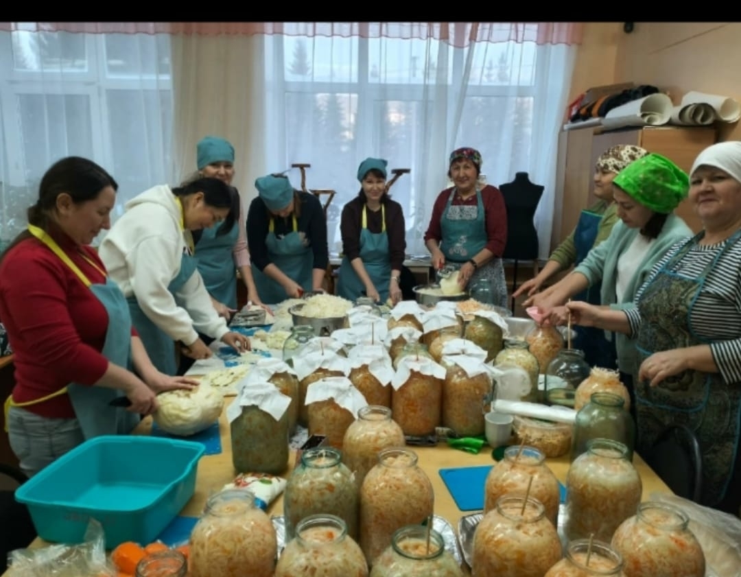 Школьники из Туймазов заквасили капусту для бойцов СВО