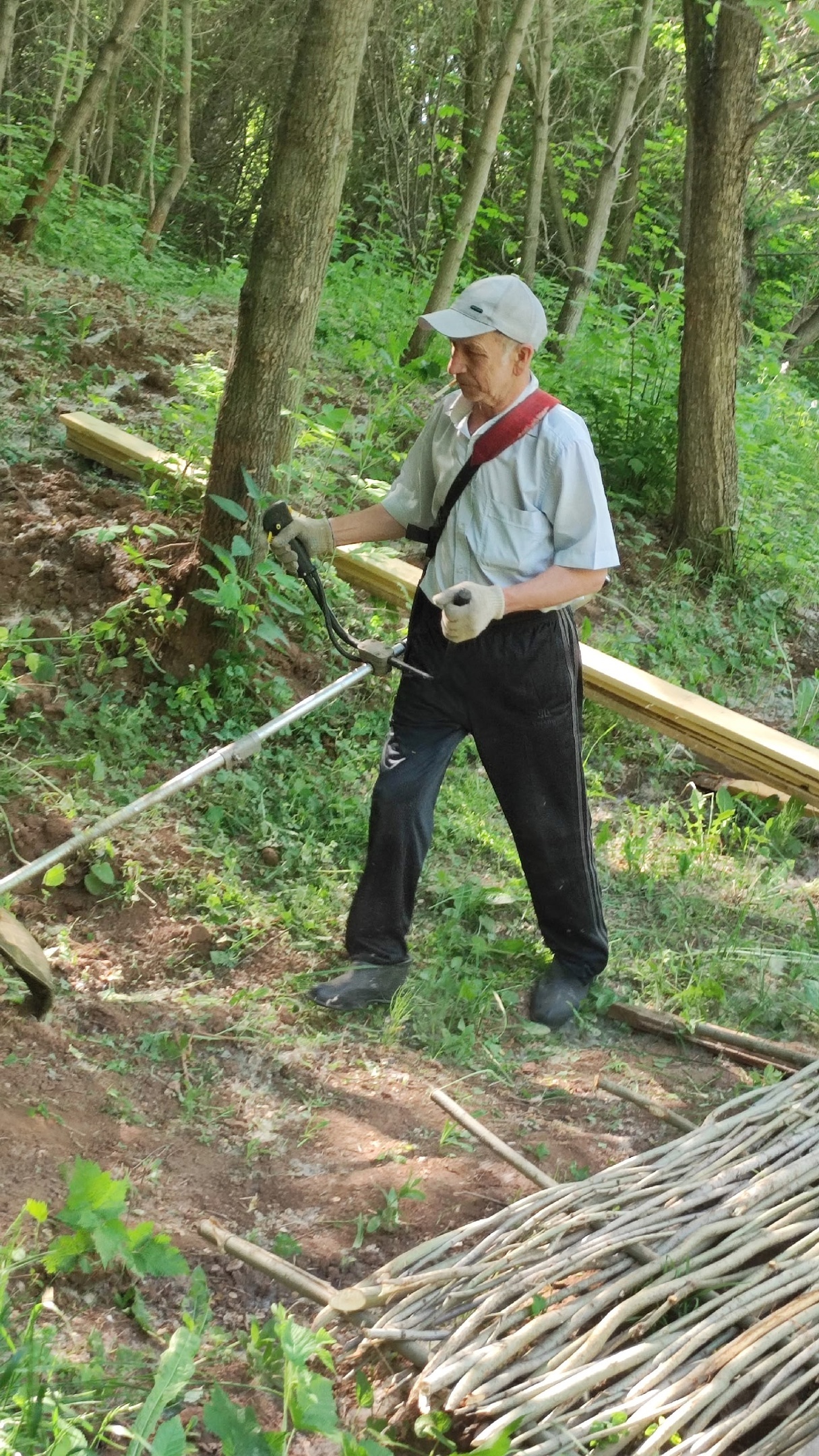 В Туймазинском районе волонтеры провели субботник на местном роднике