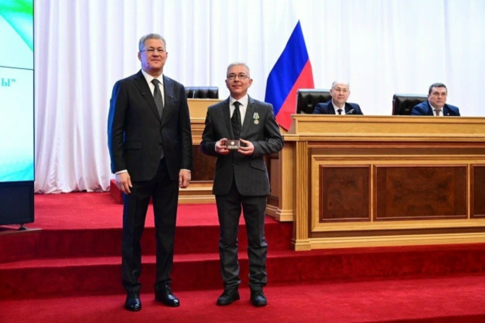 Радий Хабиров вручил первые удостоверения военным корреспондентам Башкирии