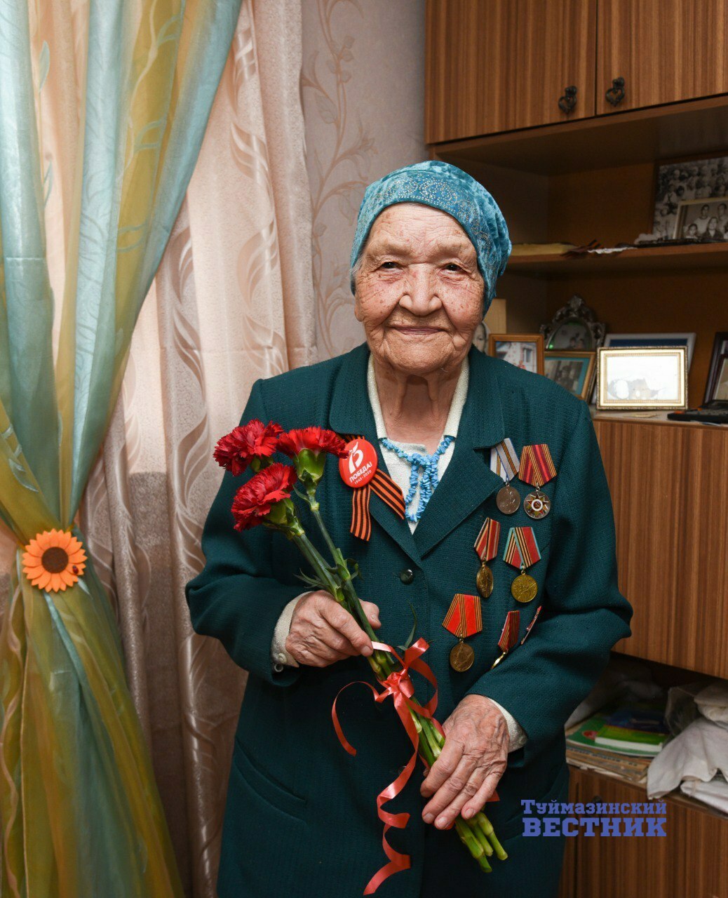 В Туймазах старожил поблагодарила врача и фельдшера за заботу