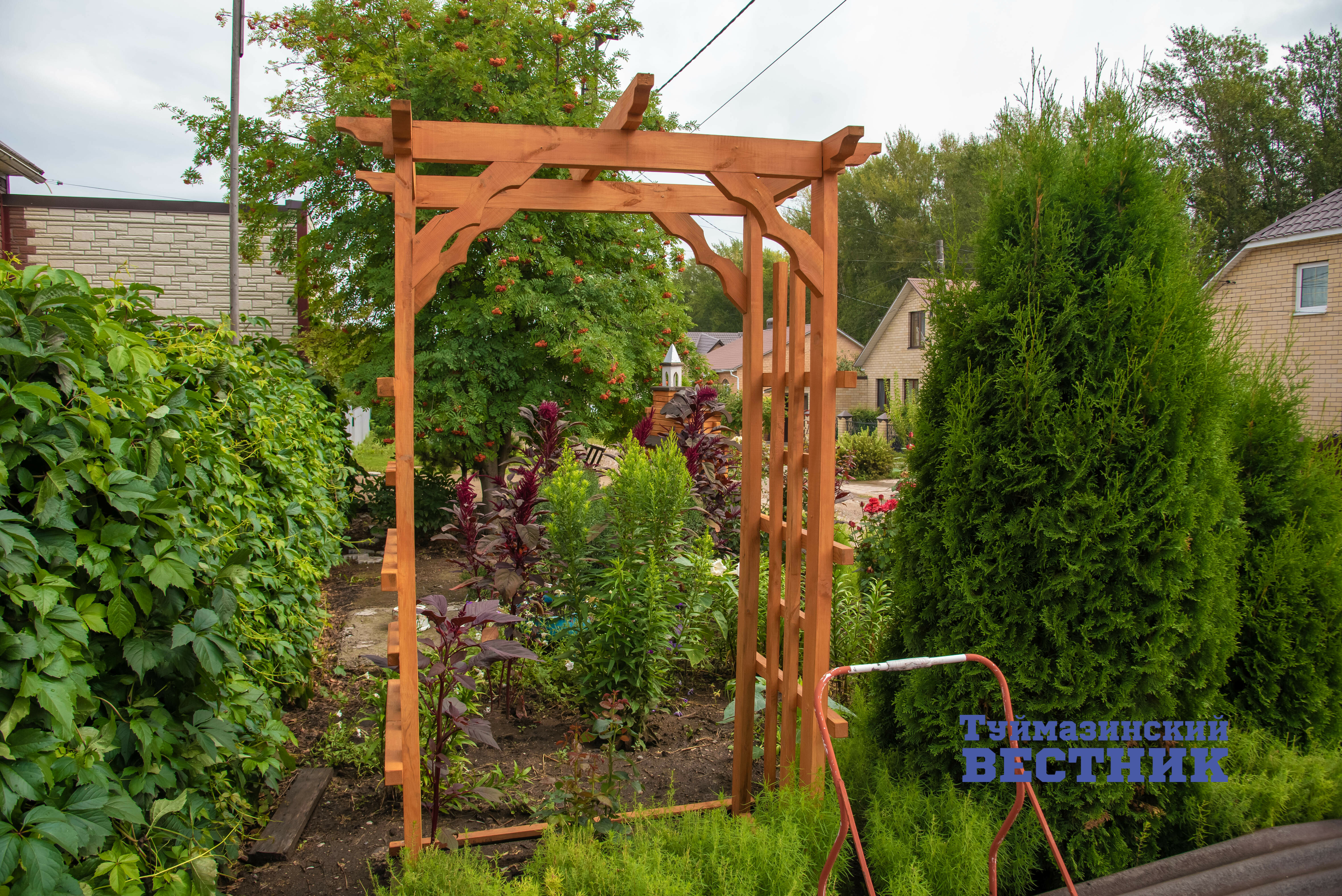 Житель Башкирии создал на придомовой территории необычную экспозицию