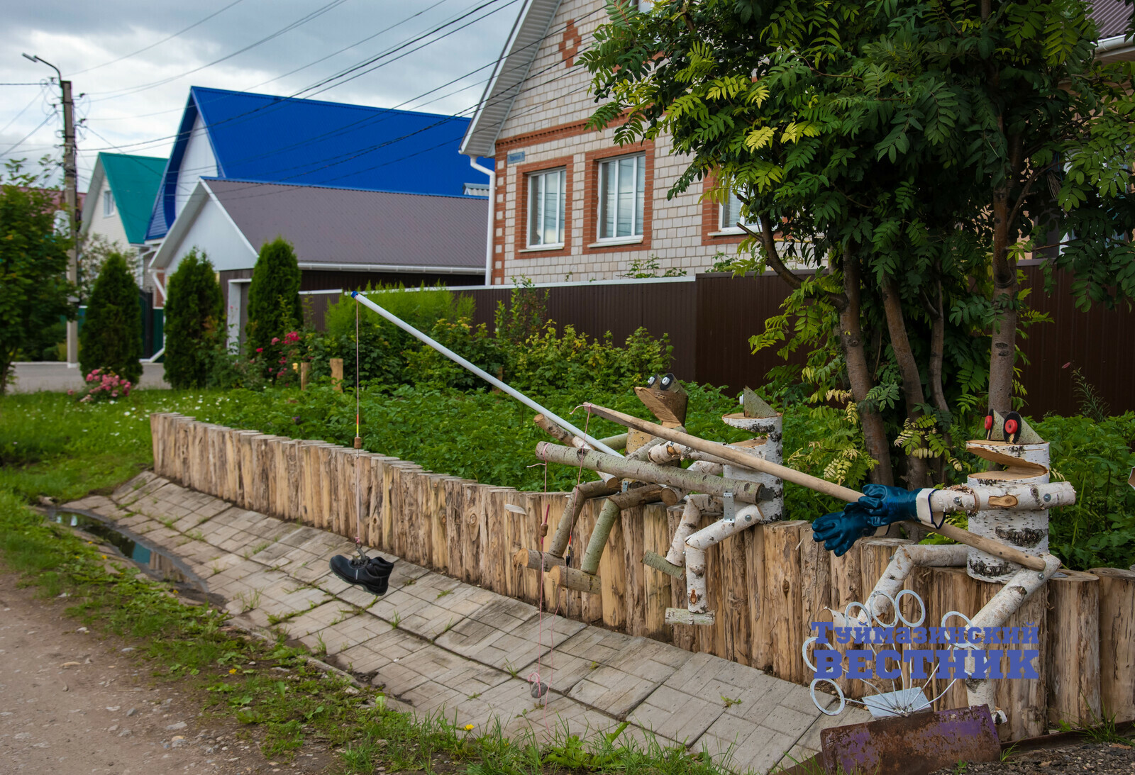 Житель Башкирии украшает придомовую территорию удивительными вещами