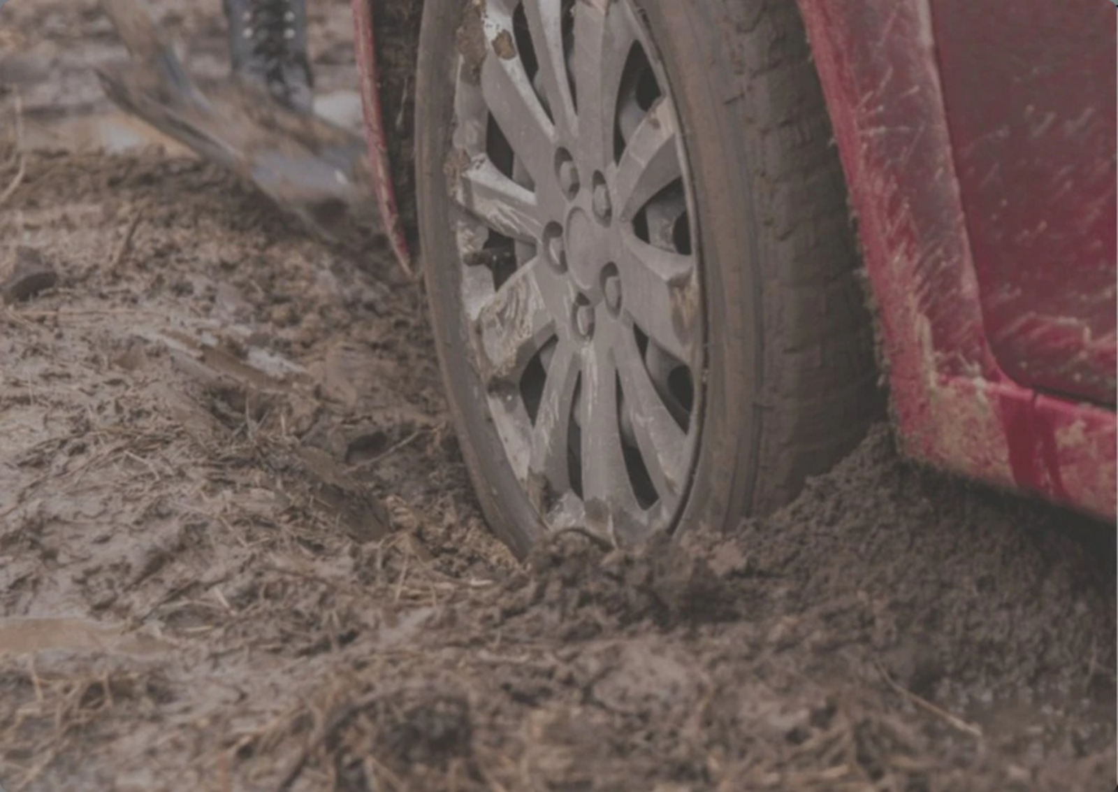 В Башкирии спасатели вытащили из грязи автомобиль семьи с детьми