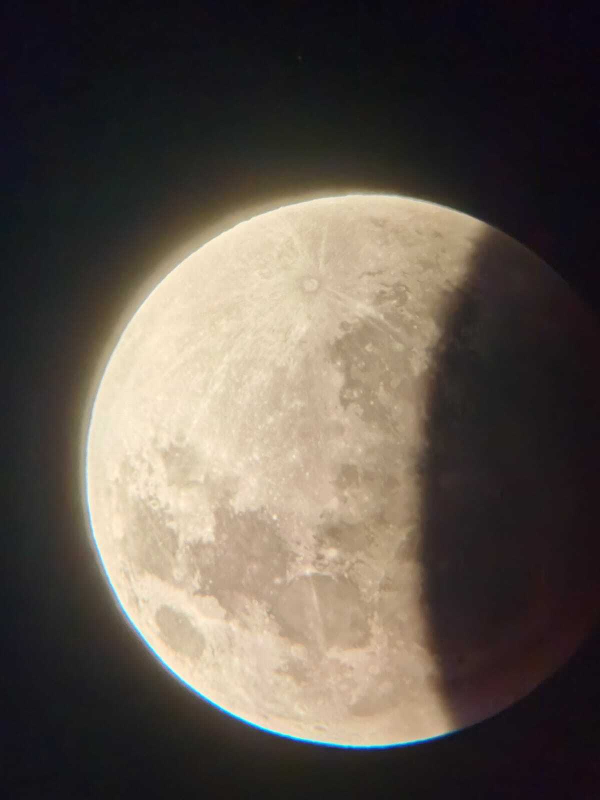 Кровавая Луна: жители Башкирии делятся снимками лунного затмения