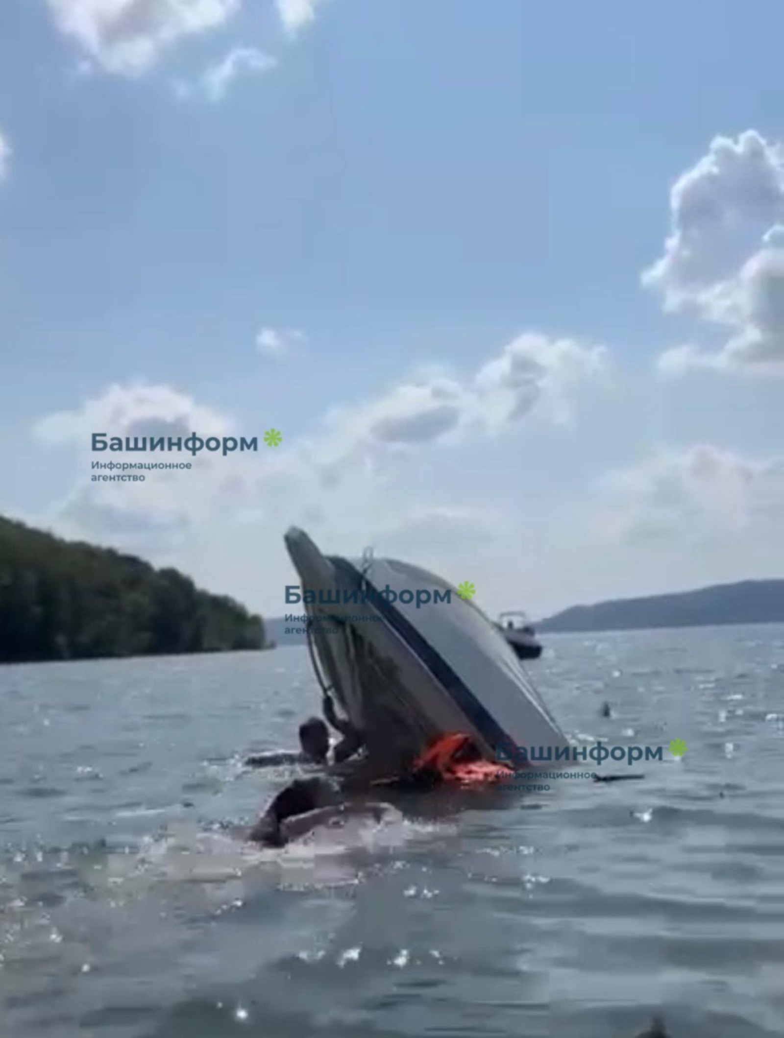 В Башкирии на водохранилище перевернулась лодка с людьми