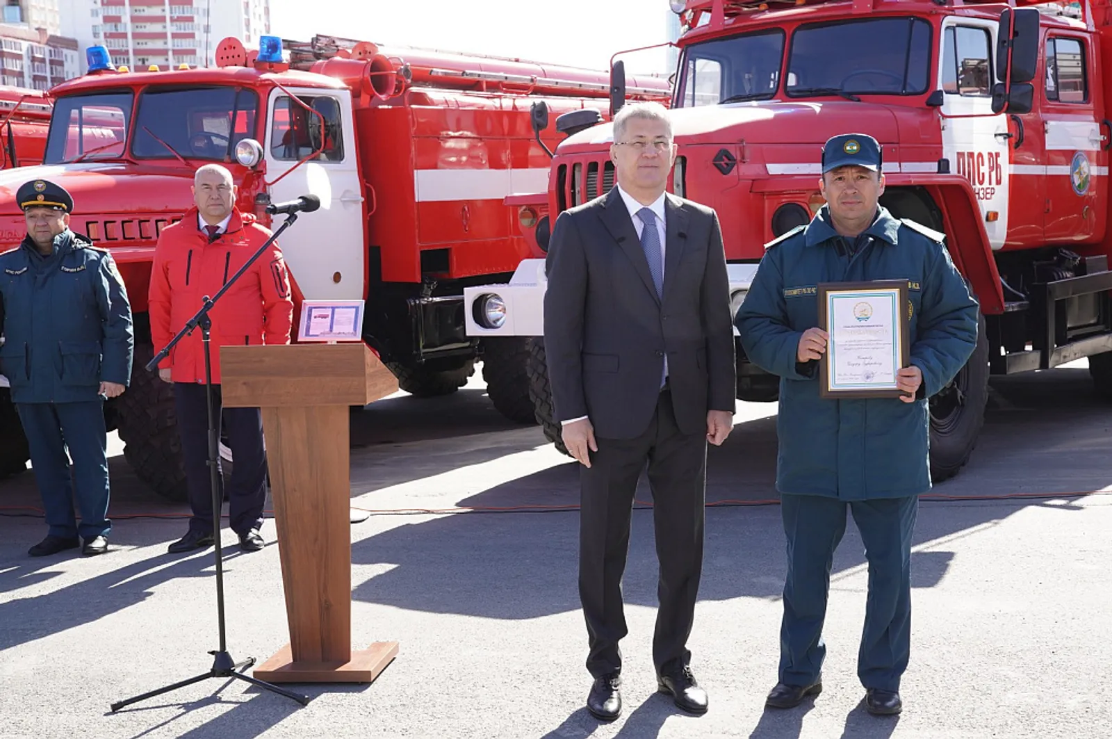 Радий Хабиров наградил жителей Туймазов